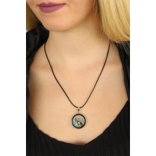 Ruj Figürlü Deri İpli Kadın Kolye Ruj Figürlü Deri İpli Kadın Kolye