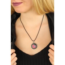 Çilek Figürlü Siyah Deri İpli Kadın Kolye Çilek Figürlü Siyah Deri İpli Kadın Kolye