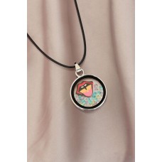 Dudak Figürlü Deri İpli Kadın Kolye Dudak Figürlü Deri İpli Kadın Kolye