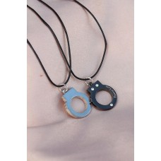 Kelepçe Tasarımlı Çift Kolyesi Kelepçe Tasarımlı Çift Kolyesi