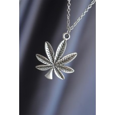 Yaprak Model Gümüş Renk Metal Zincirli Erkek Kolye Yaprak Model Gümüş Renk Metal Zincirli Erkek Kolye